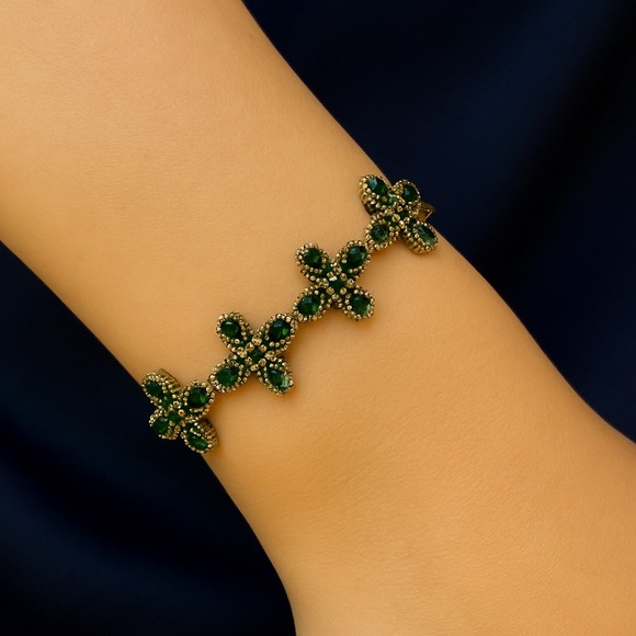 Vintage Gold Tone Clover Charm Bracelet Emerald Green Rhinestone Secure Clasp - Picture 2 of 6